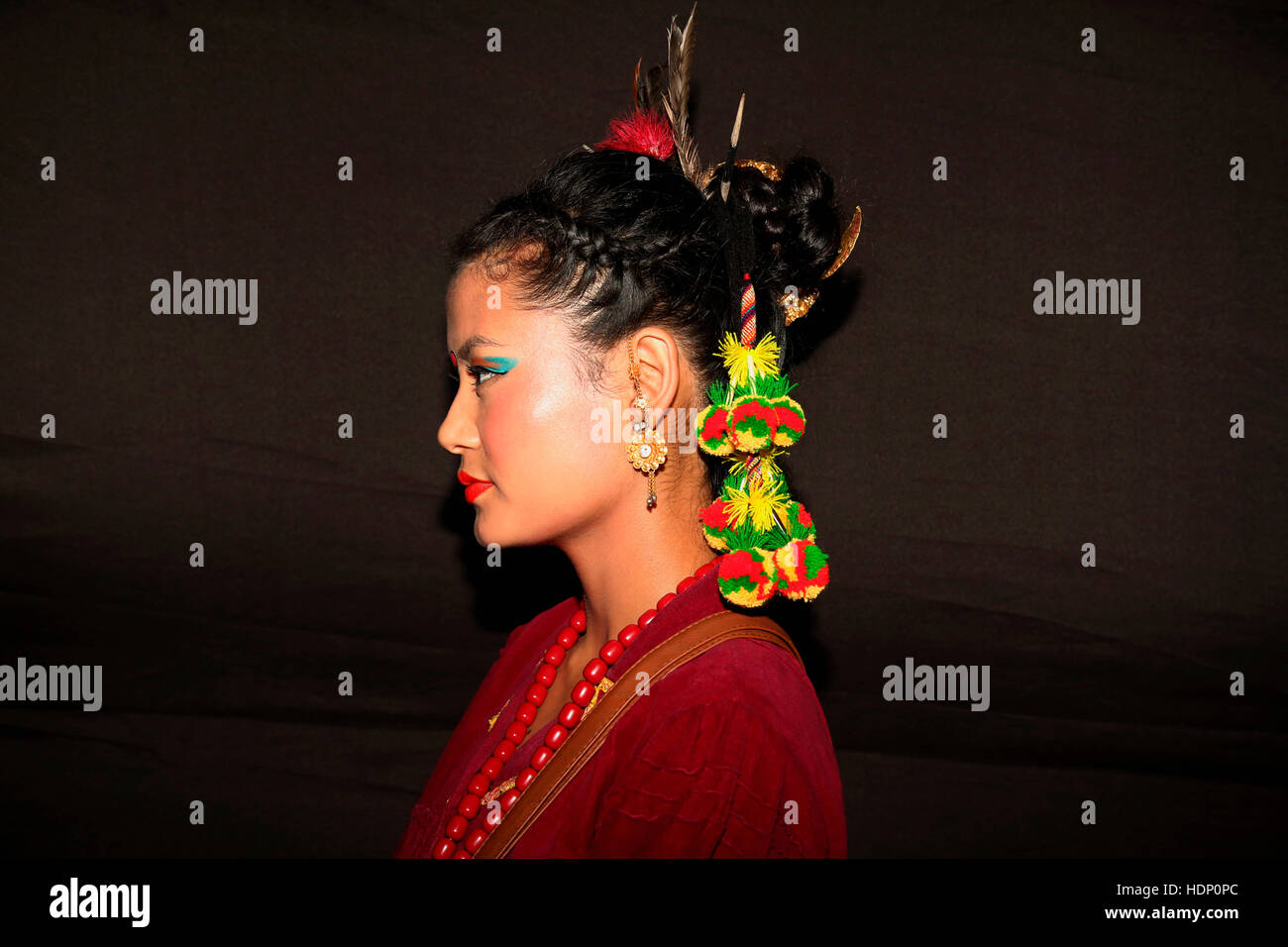 RAI Tribal Girl portant le harnais de Sikkim. Visages ruraux de l'Inde Banque D'Images