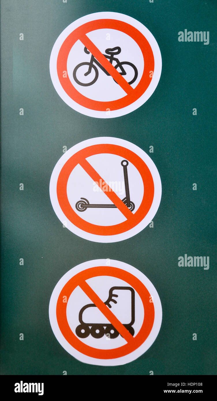 L'interdiction de signes : Pas de patins à roulettes, pas de bicyclettes, aucun triporteur Banque D'Images