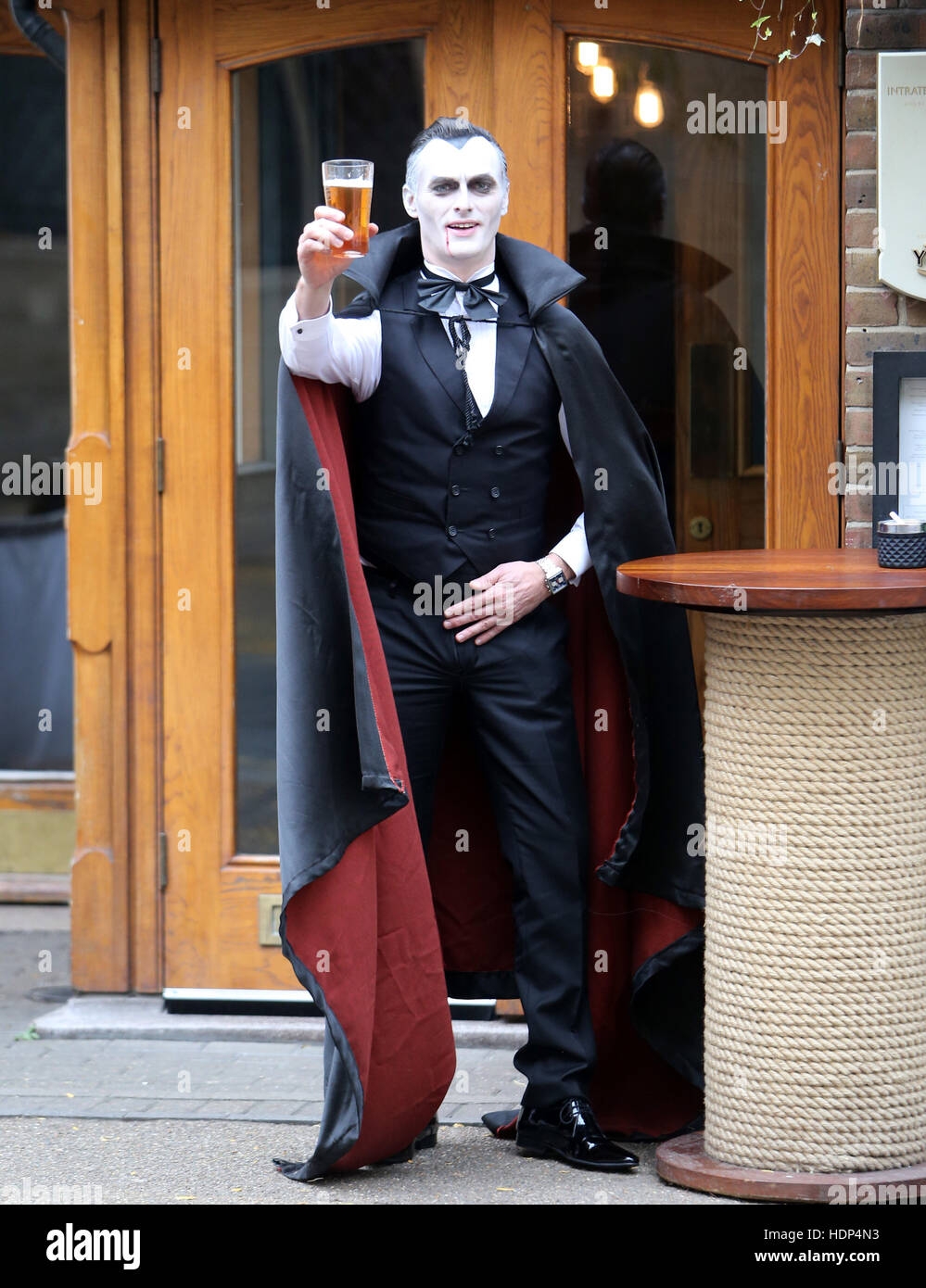 Un homme habillé en costume de Comte Dracula ayant une pinte de bière à l'extérieur des studios ITV avec Dracula : où : London, Royaume-Uni Quand : 25 Oct 2016 Banque D'Images
