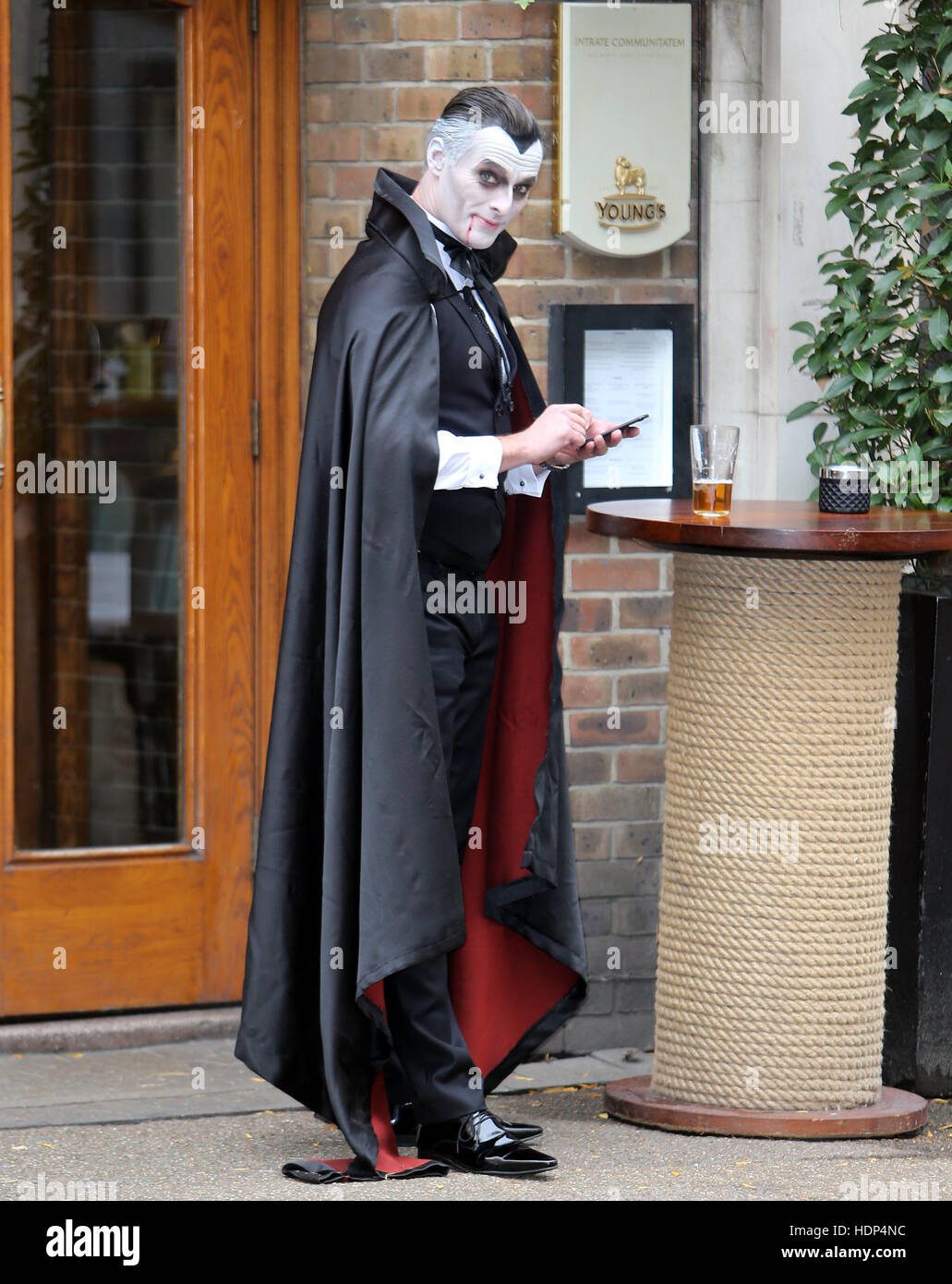 Un homme habillé en costume de Comte Dracula ayant une pinte de bière à l'extérieur  des studios ITV avec Dracula : où : London, Royaume-Uni Quand : 25 Oct 2016  Photo Stock - Alamy