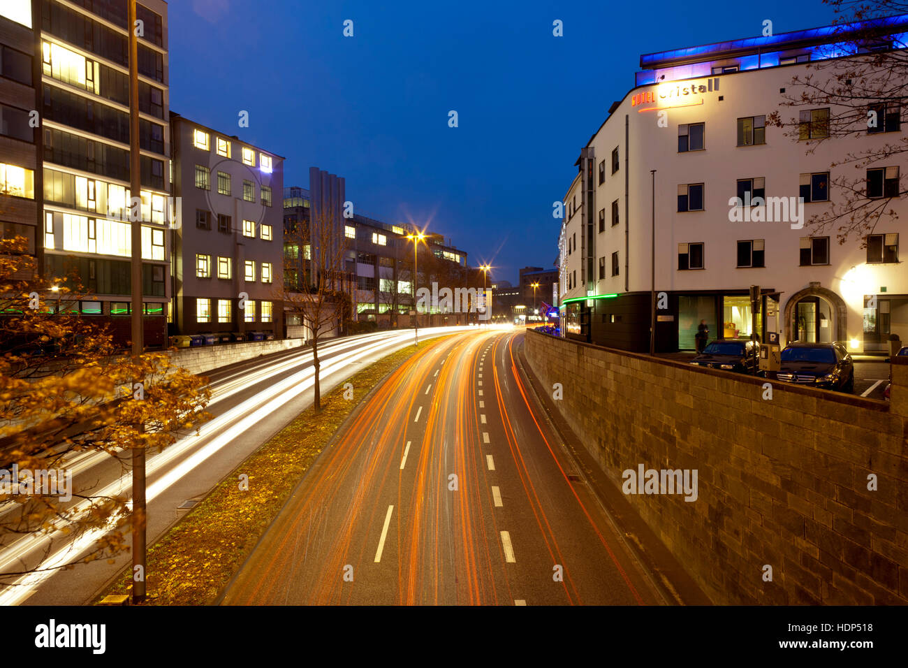 L'Europe, l'Allemagne, en Rhénanie du Nord-Westphalie, Cologne, le trafic du soir sur la Ursula Street, l'hôtel Cristall. Banque D'Images