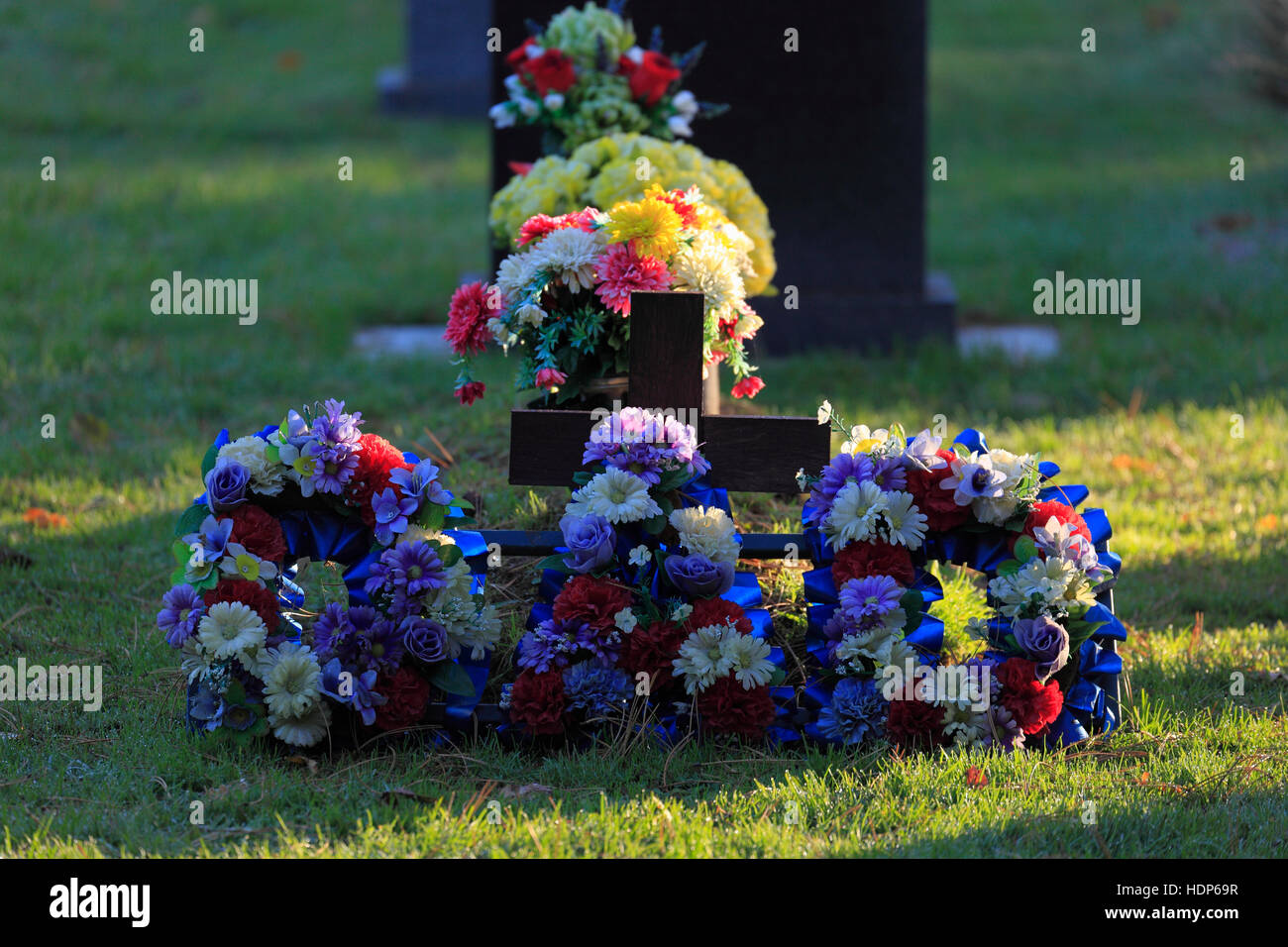 Fleurs à 'DAD' dans un cimetière. Banque D'Images