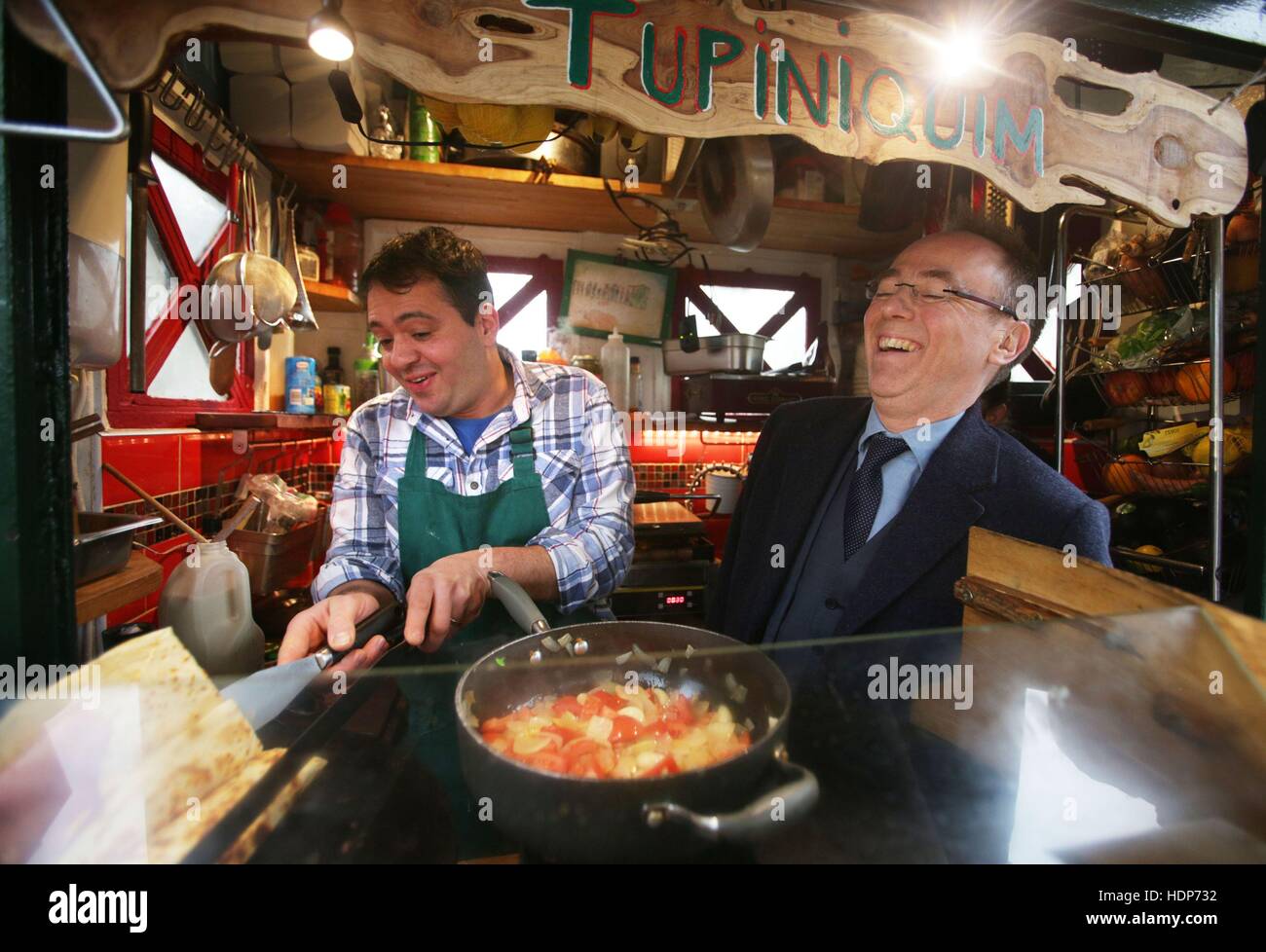 Ministre pour l'Europe et le développement international Alasdair Allan (droite) visite Fernando Miranda à sa nourriture brésilienne Tupiniquims d'affaires à Édimbourg, pour mettre en lumière la contribution des migrants à l'économie écossaise avant d'un Parlement écossais débat sur la Journée internationale des migrants. Banque D'Images