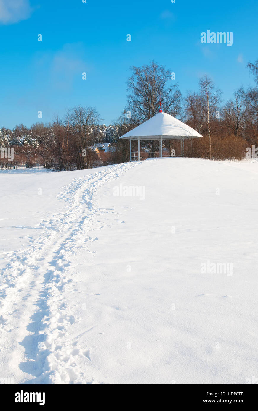 Lappeenranta. La Finlande. Paysage d'hiver avec pavillon sur l'île de Halkosaari. Situé dans le port sur le lac Saimaa Lappeenranta Banque D'Images