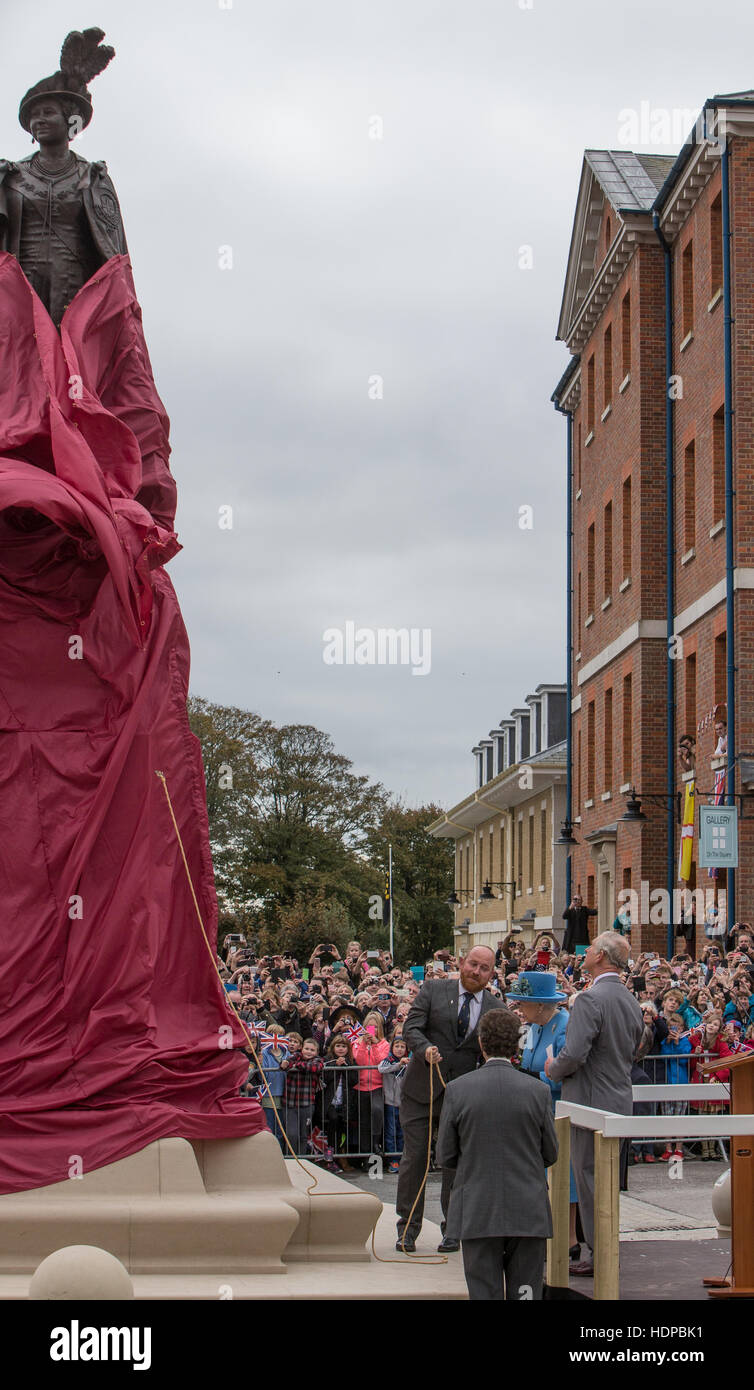 La Reine Elizabeth, accompagnée du duc d'Édimbourg et le duc et la duchesse de Cornouailles, visites Poundsbury, Dorset, où elle dévoile une statue de feue Sa mère en Reine Mère Square comprend : la reine Elizabeth II Où : Poundsbury, Dorset United Kin Banque D'Images