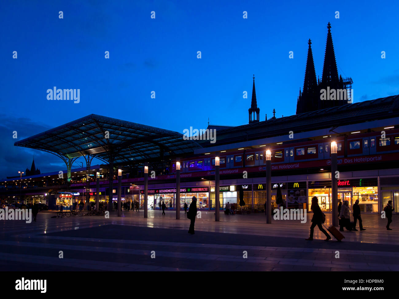 L'Europe, l'Allemagne, Cologne, l'entrée de la gare principale a la place Breslauer, dans l'arrière-plan la cathédrale. Banque D'Images