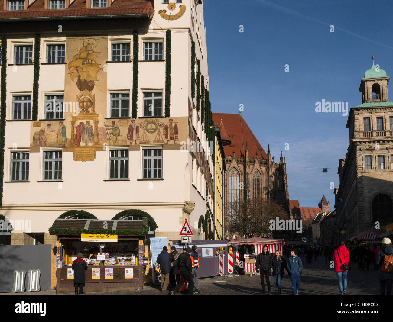 Visualiser jusqu'Rathausplatz avec Rathaus Mairie Église St Sebaldus Bavière Nuremberg Allemagne UE occupé avec les acheteurs de Noël Banque D'Images