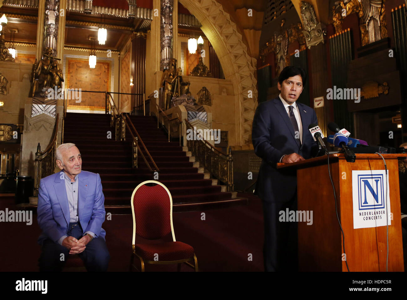 Charles Aznavour reçoit une plaque honorifique star hollywoodienne avec : Charles Aznavour, Kevin De Leon Où : Hollywood, California, United States Quand : 27 Oct 2016 Banque D'Images Charles Aznavour reçoit une plaque honorifique star hollywoodienne avec : Charles Aznavour, Kevin De Leon Où : Hollywood, California, United States Quand : 27 Oct 2016 Banque D'Images