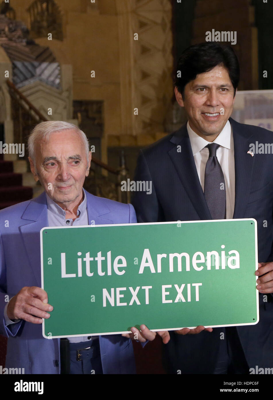 Charles Aznavour reçoit une plaque honorifique star hollywoodienne avec : Charles Aznavour, Kevin De Leon Où : Hollywood, California, United States Quand : 27 Oct 2016 Banque D'Images Charles Aznavour reçoit une plaque honorifique star hollywoodienne avec : Charles Aznavour, Kevin De Leon Où : Hollywood, California, United States Quand : 27 Oct 2016 Banque D'Images