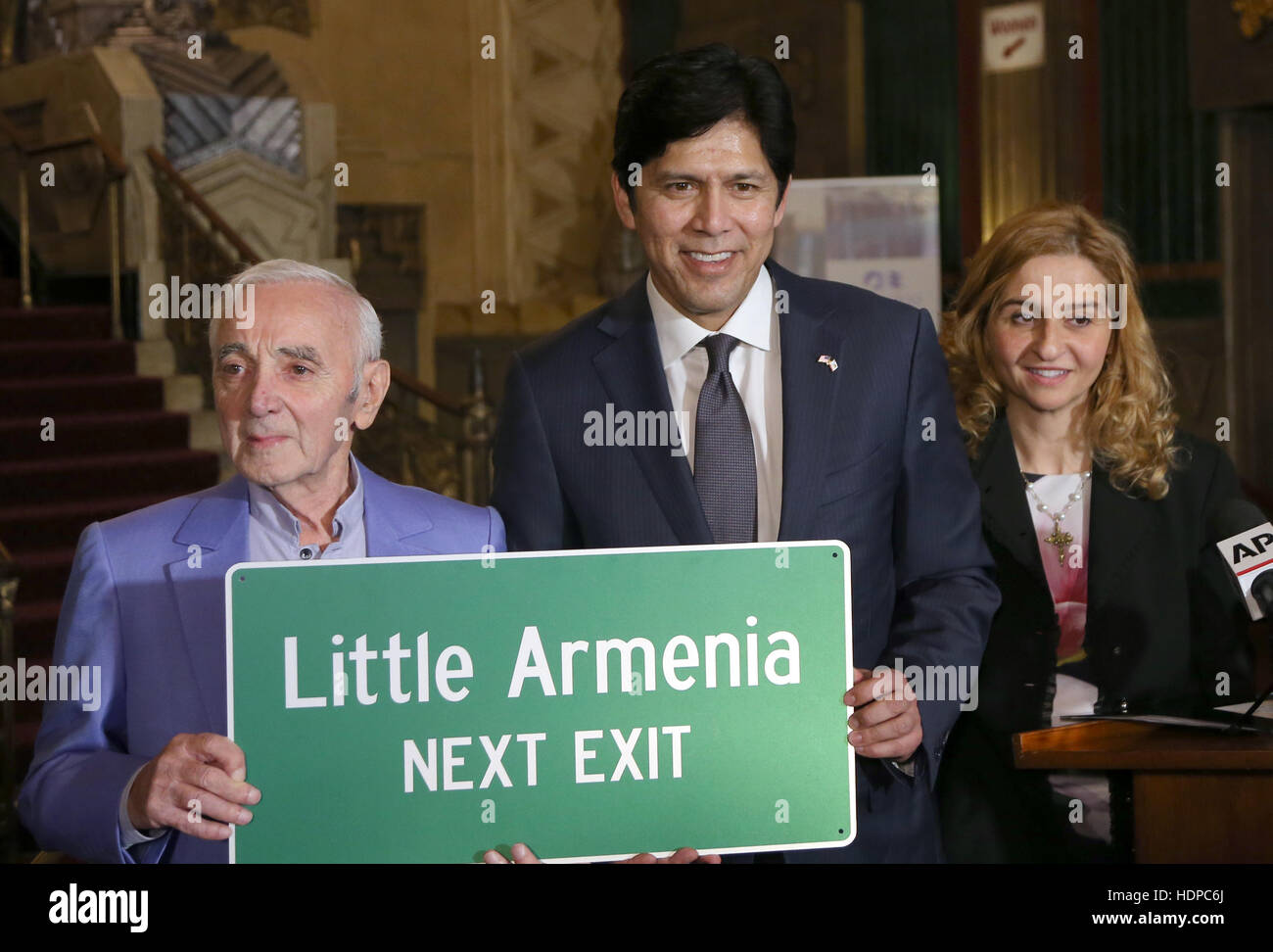 Charles Aznavour reçoit une plaque honorifique star hollywoodienne avec : Charles Aznavour, Kevin De Leon, où l'Invité : Hollywood, California, United States Quand : 27 Oct 2016 Banque D'Images Charles Aznavour reçoit une plaque honorifique star hollywoodienne avec : Charles Aznavour, Kevin De Leon, où l'Invité : Hollywood, California, United States Quand : 27 Oct 2016 Banque D'Images