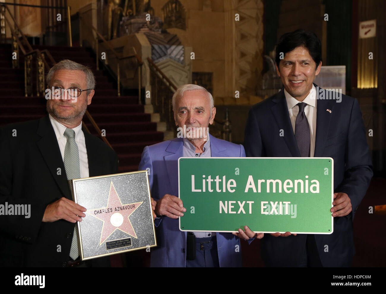Charles Aznavour reçoit une plaque honorifique star hollywoodienne avec : Charles Aznavour, Kevin De Leon, où l'Invité : Hollywood, California, United States Quand : 27 Oct 2016 Banque D'Images Charles Aznavour reçoit une plaque honorifique star hollywoodienne avec : Charles Aznavour, Kevin De Leon, où l'Invité : Hollywood, California, United States Quand : 27 Oct 2016 Banque D'Images