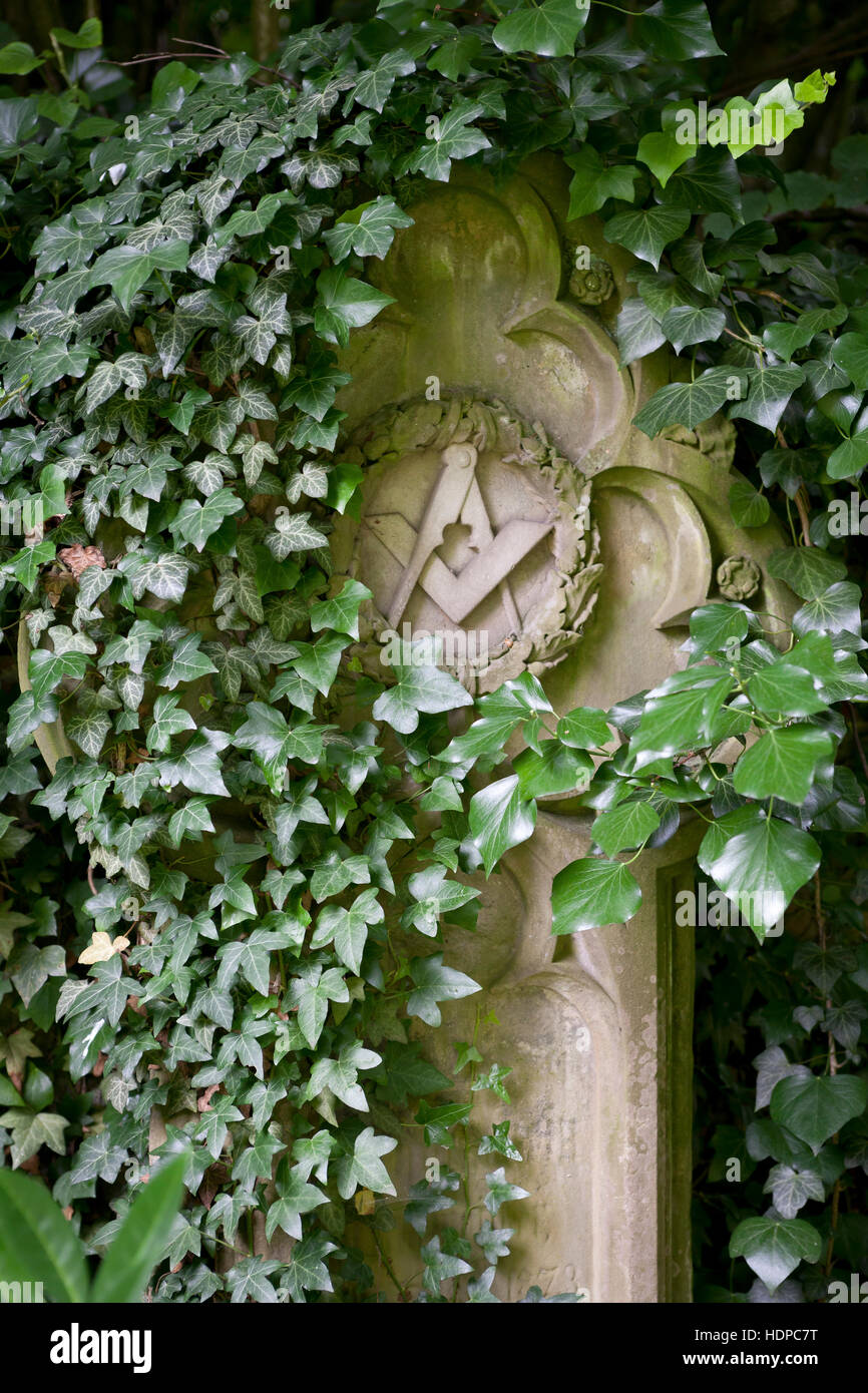 L'Europe, l'Allemagne, Cologne, vieille tombe du maçon au cimetière Melaten. Banque D'Images