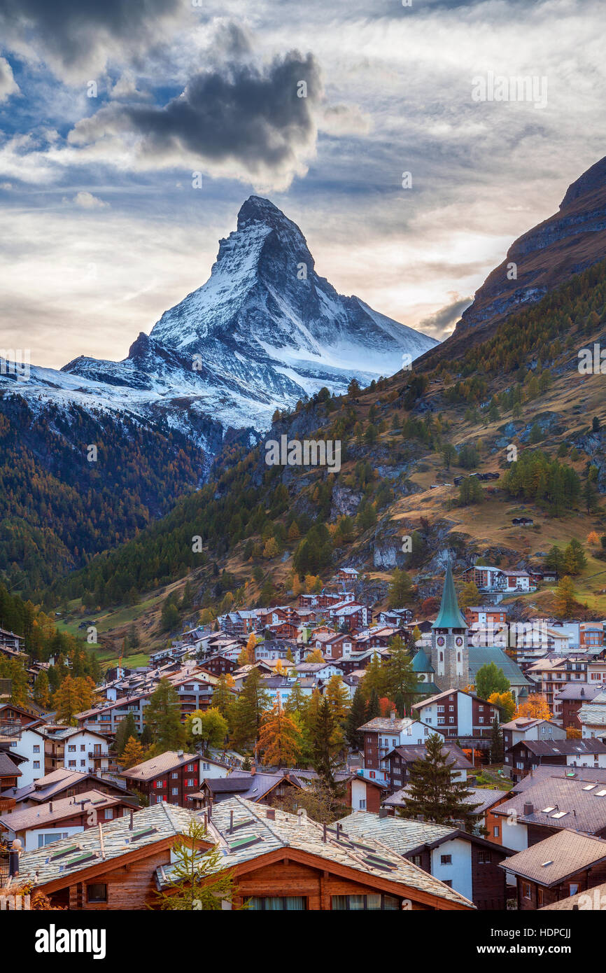 Zermatt et le Mont Cervin. Image du célèbre village alpin Zermatt situé dans les Alpes suisses. Banque D'Images