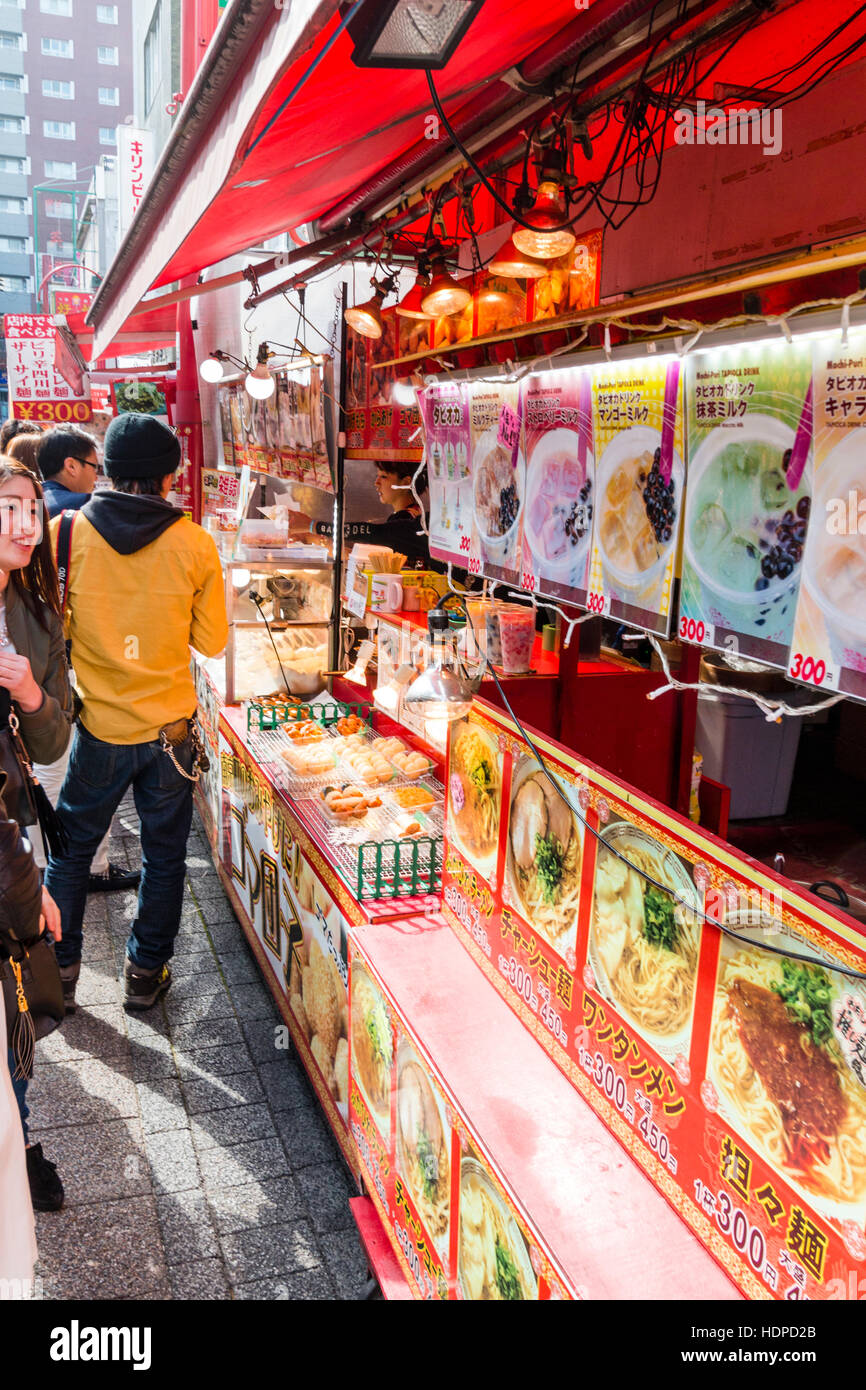Le Japon, Kobe Nankinmachi, Chinatown. Le compteur de temps à emporter et nouilles nouilles chinoises avec blocage de pendaison. aliments photos Banque D'Images