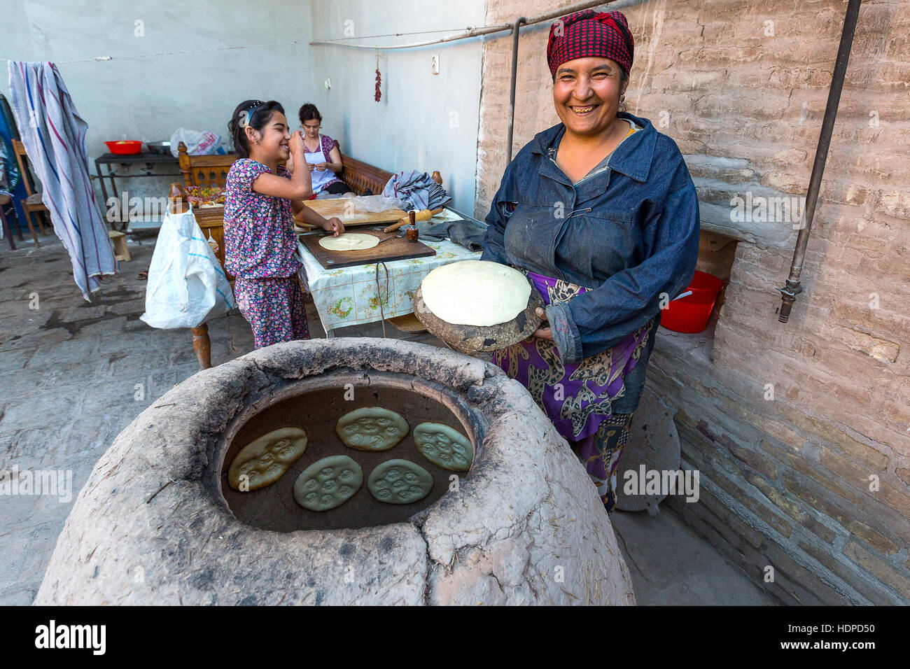 Les femmes font du pain tandoori à Khiva, Ouzbékistan. Banque D'Images