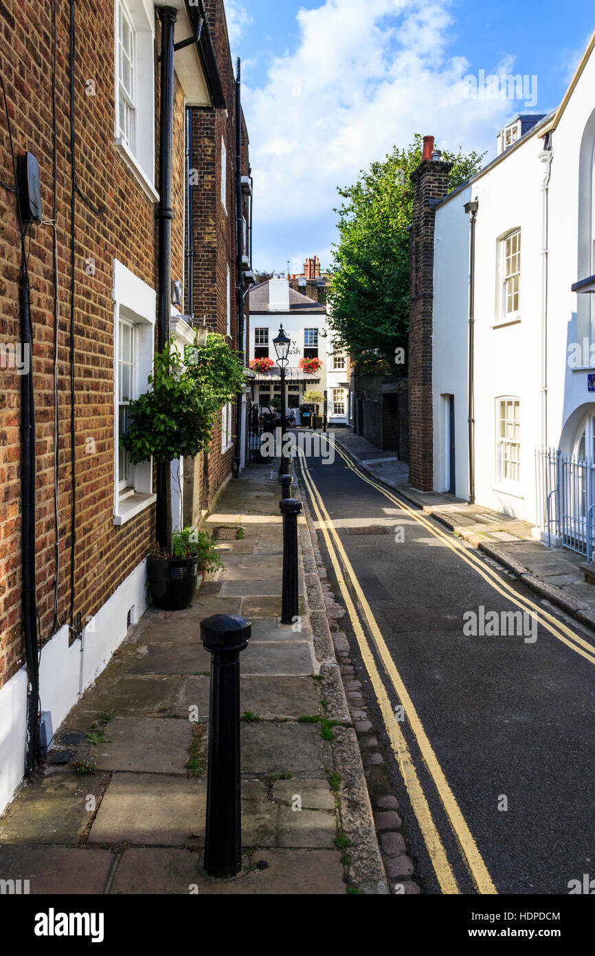 Vue le long de la Mount Holly Holly Bush, un traditionnel 18e siècle pub lambrissé à Hampstead, Londres, UK Banque D'Images