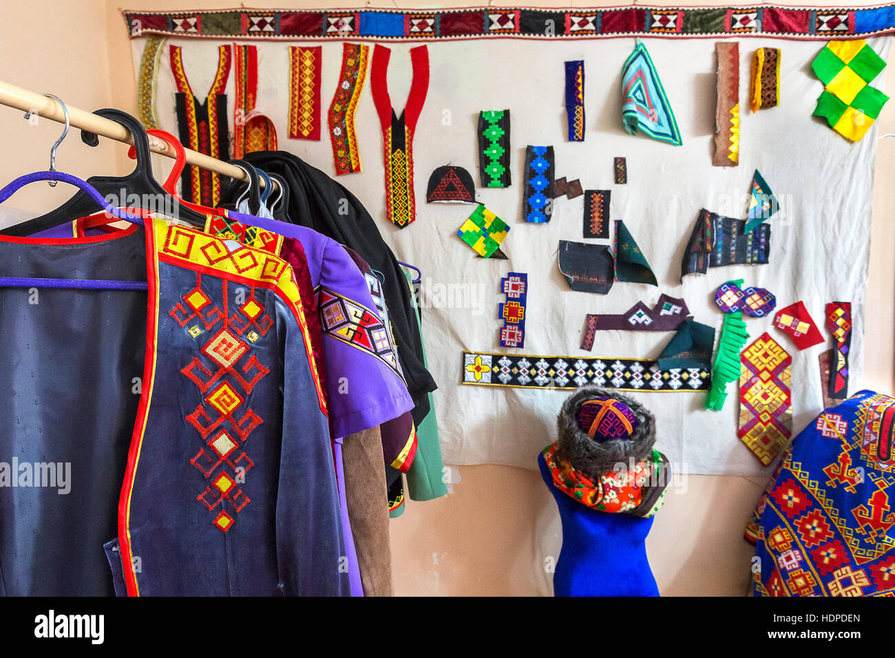 Atelier avec les textiles traditionnels colorés à Nukus (Ouzbékistan). Banque D'Images