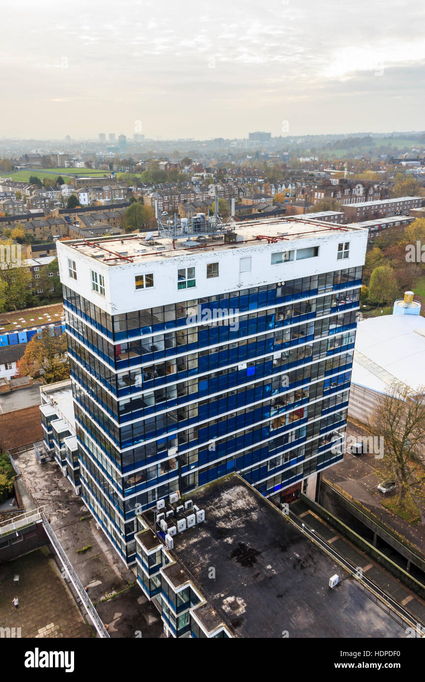 Vue sur Londres depuis le haut de la tour d'Archway, au nord de Londres, au Royaume-Uni, en novembre 2013. Le bâtiment a depuis été rénové et rebaptisé Vantage Point. Banque D'Images