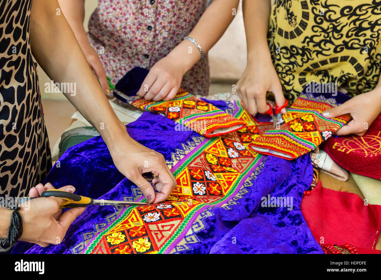 Confection de robes de mariage traditionnelles colorées à Nukus, en Ouzbékistan. Banque D'Images