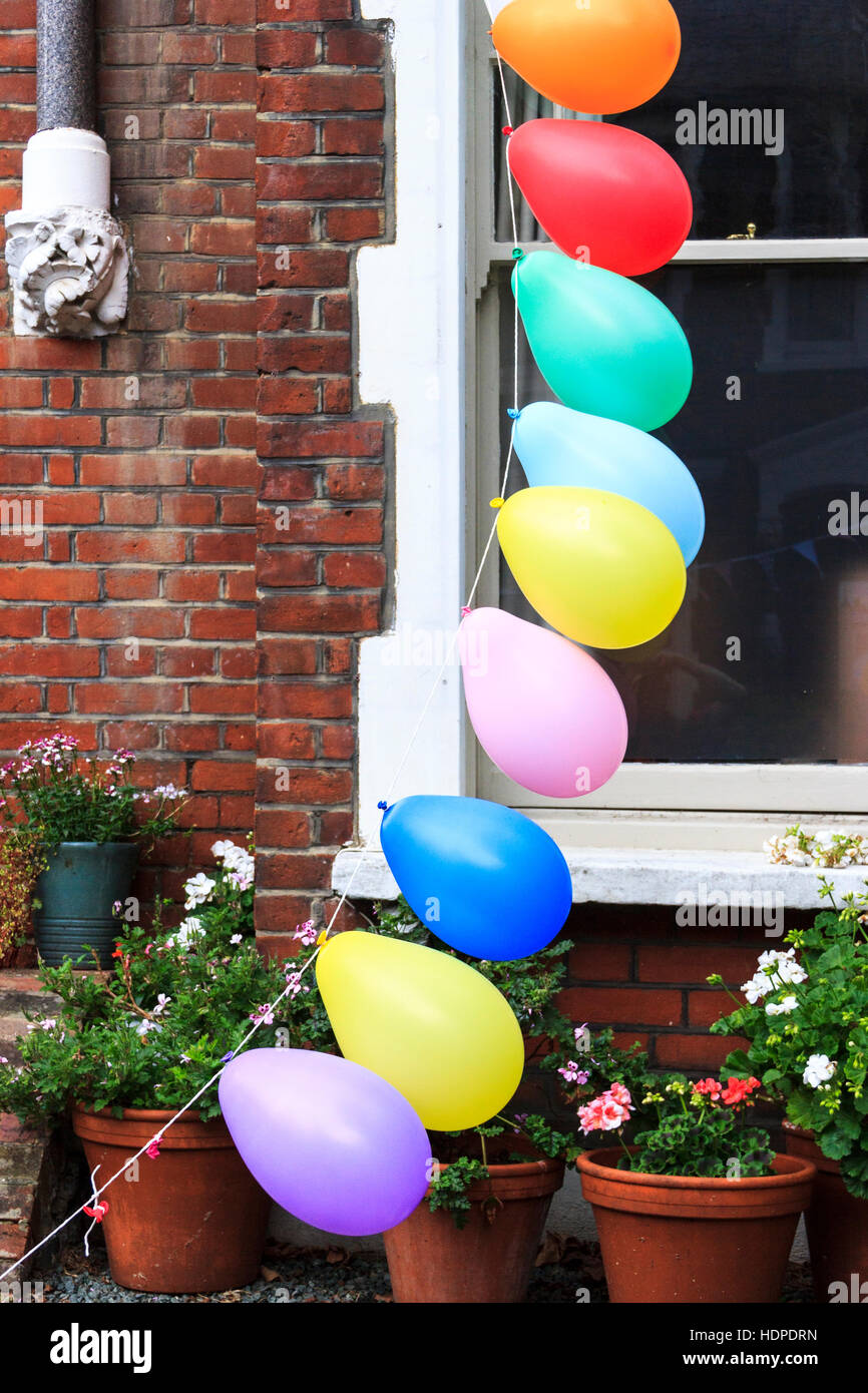 Chaîne de ballons parti à l'extérieur d'une maison adossée au cours d'une partie de la rue de la reine Elizabeth II fête son 90e anniversaire, au nord de Londres, UK Banque D'Images