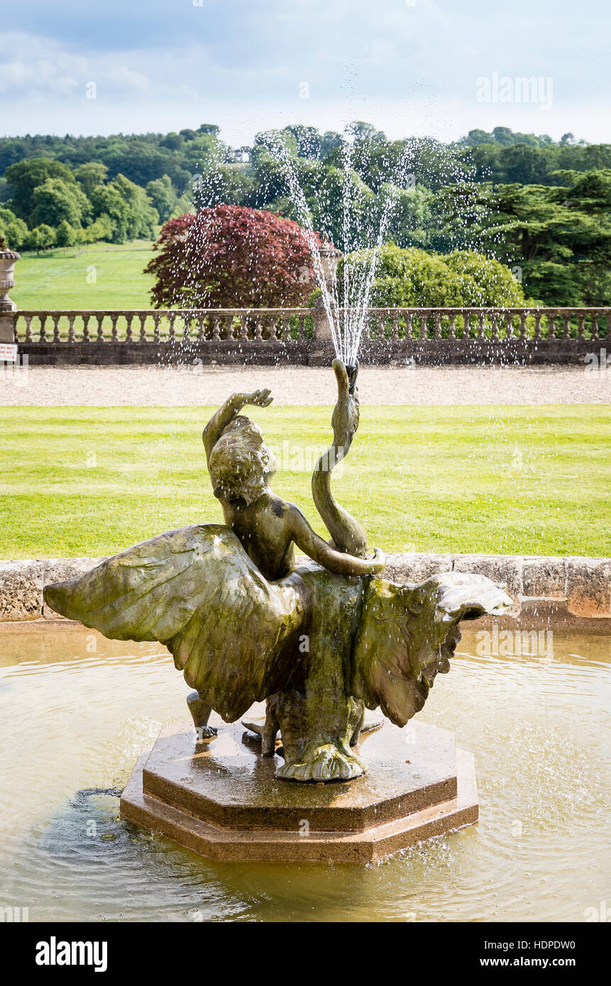Fontaine ornementale avec boy et swan à Castle Hill Gardens Devon UK Banque D'Images