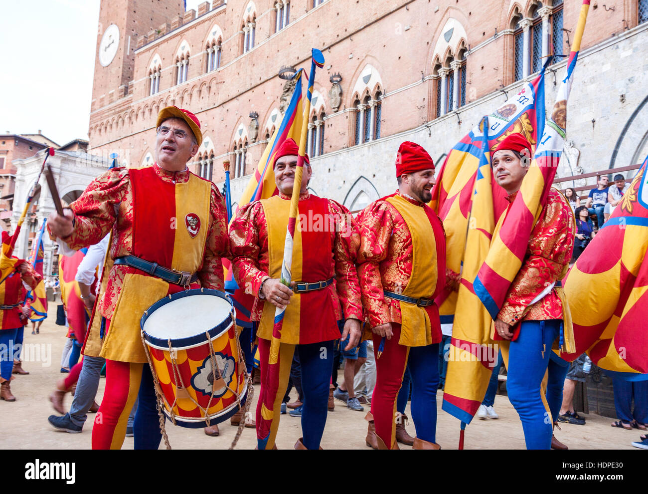 Les hommes en costumes colorés historique prêt à célébrer et à traditionnel défilé course de chevaux du Palio à Sienne, Italie Banque D'Images