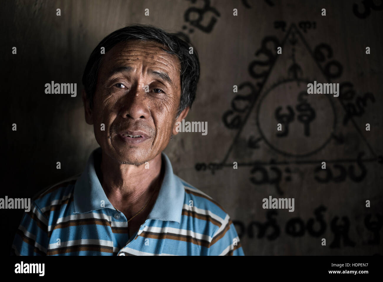 Portrait d'un prêtre local dans l'État de Kayah, Myanmar. Banque D'Images