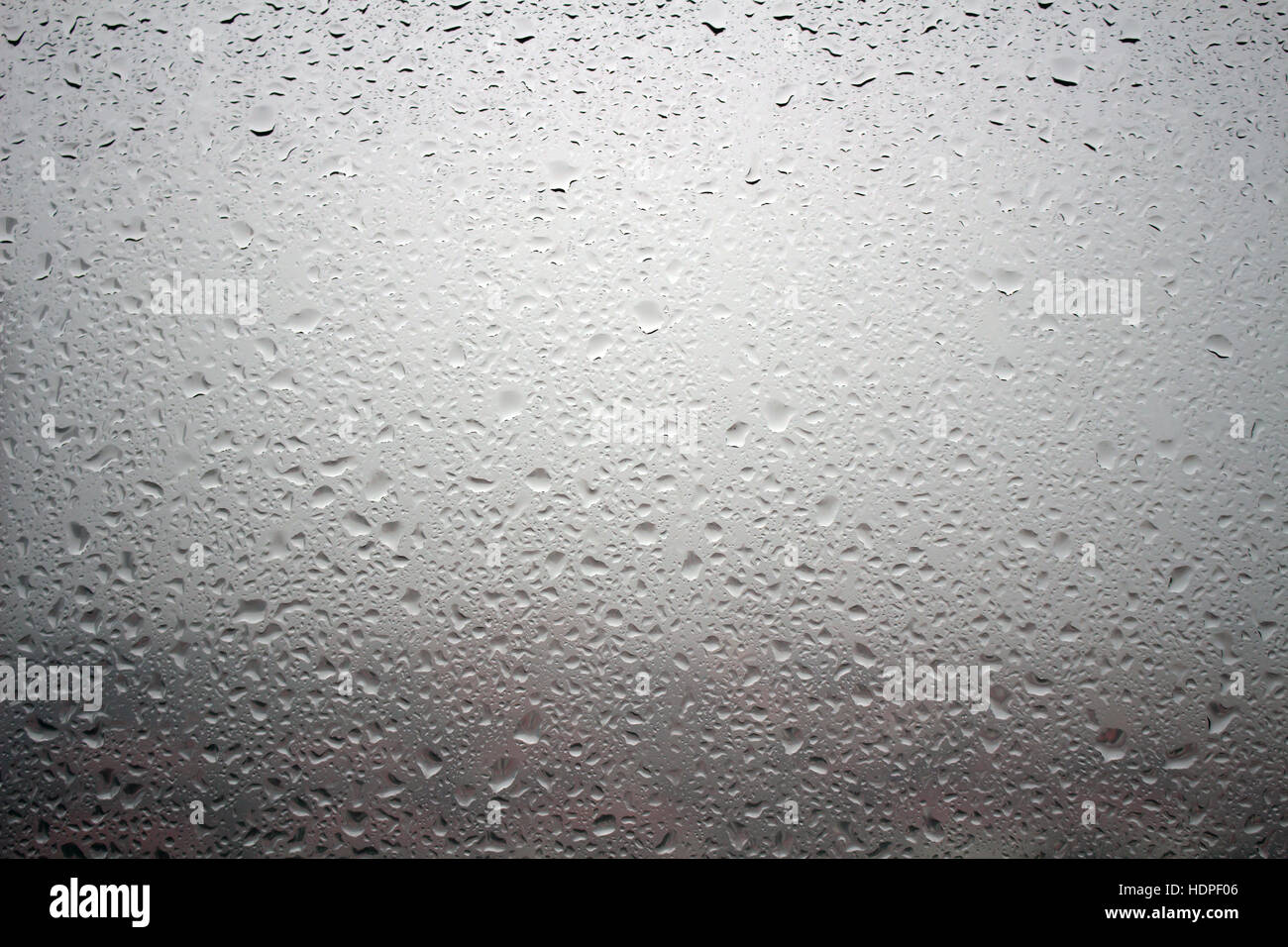 Gouttes de pluie sur une vitre de la fenêtre avec la couleur naturelle du paysage est très diffuse Banque D'Images