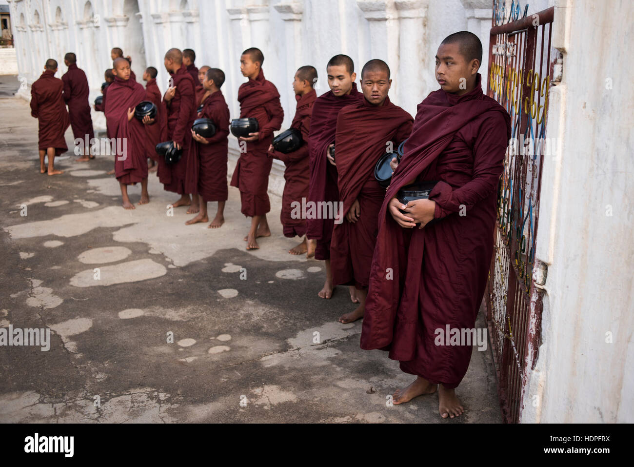 Un groupe de jeunes moines bouddhistes prêts à aller le matin de la collecte, de l'aumône alimentaire Shwe Yan Pyay Monastère, Nyaungshwe, Myanmar. Banque D'Images