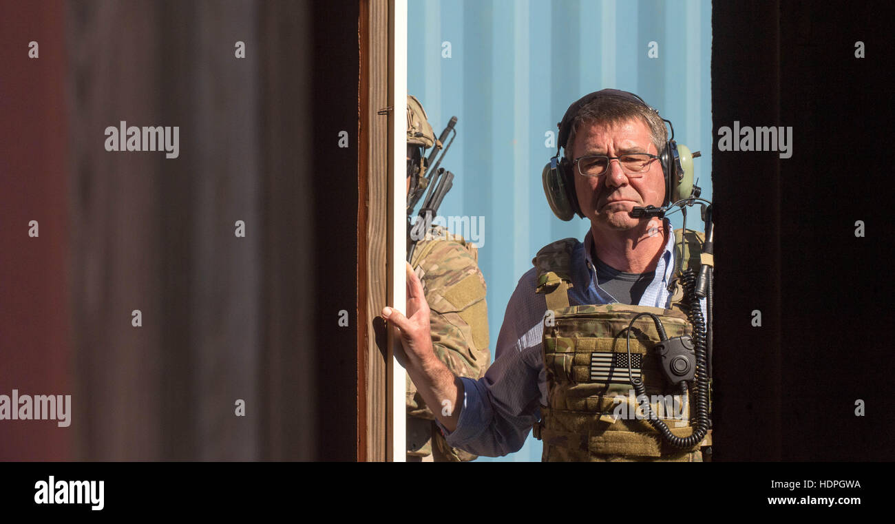 Le secrétaire américain à la défense, Ashton Carter observe une mission simulée de l'exercice d'assaut au cours d'une visite à la base aérienne d'Eglin, le 17 novembre 2016 près de Valparaiso, en Floride. Banque D'Images
