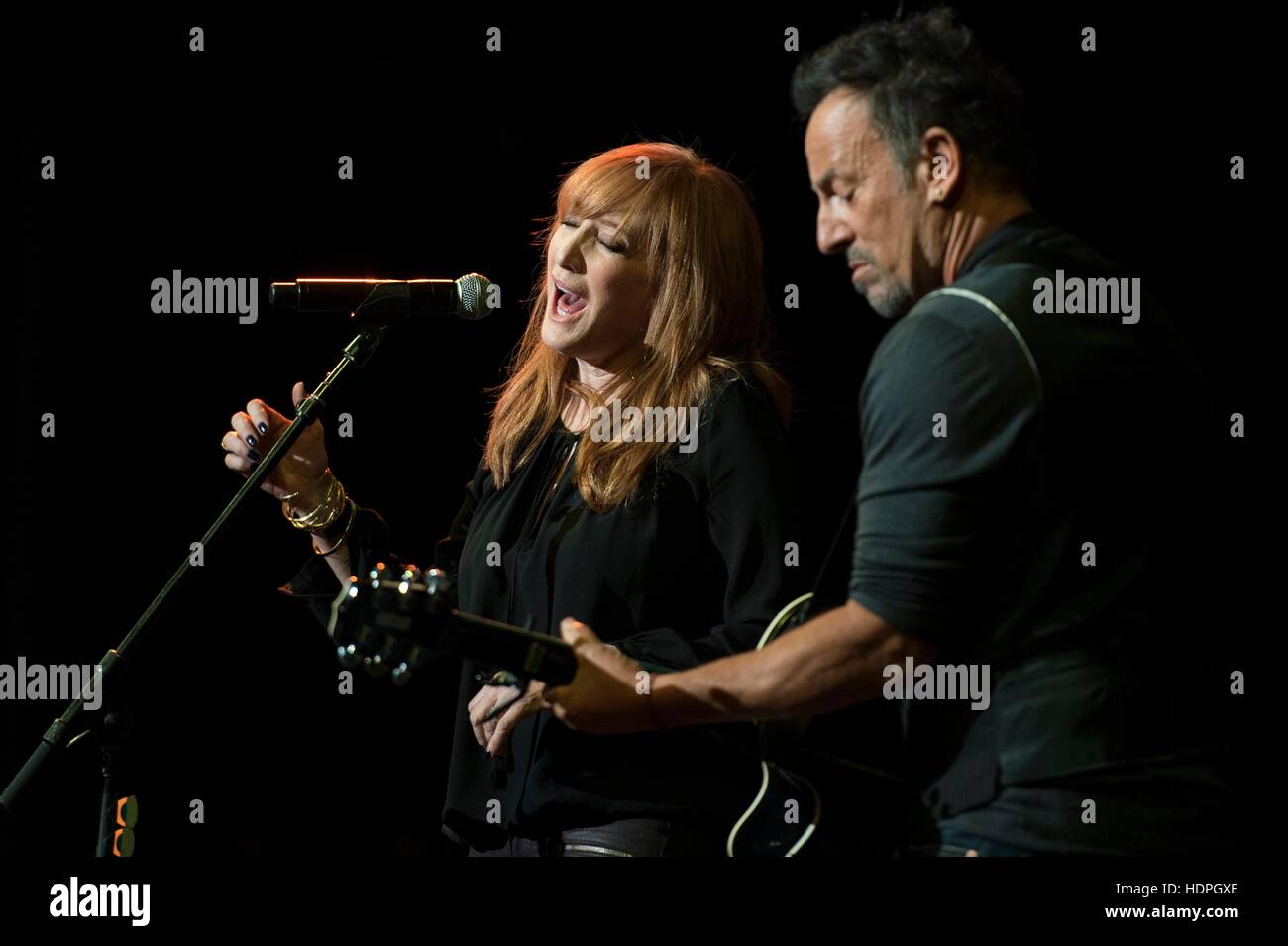 Singer Bruce Springsteen et Patti Scialfa épouse effectuer durant le Stand Up for Heroes concert de charité au Madison Square Garden, le 5 novembre 2014 à New York City, New York. Banque D'Images