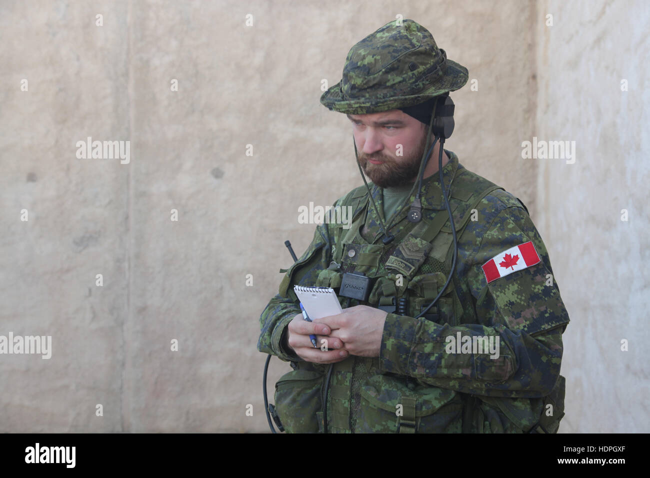 Un soldat canadien utilise un casque pour parler à la radio au cours de l'effort à TOPHAM Marine Corps Base Camp Pendleton, 19 novembre 2016 à Camp Pendleton, en Californie. Banque D'Images