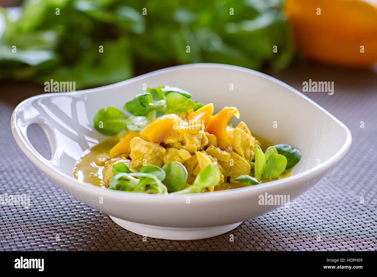 Ragoût de poulet mijotés avec des légumes, repas sain dans Restaurant Banque D'Images