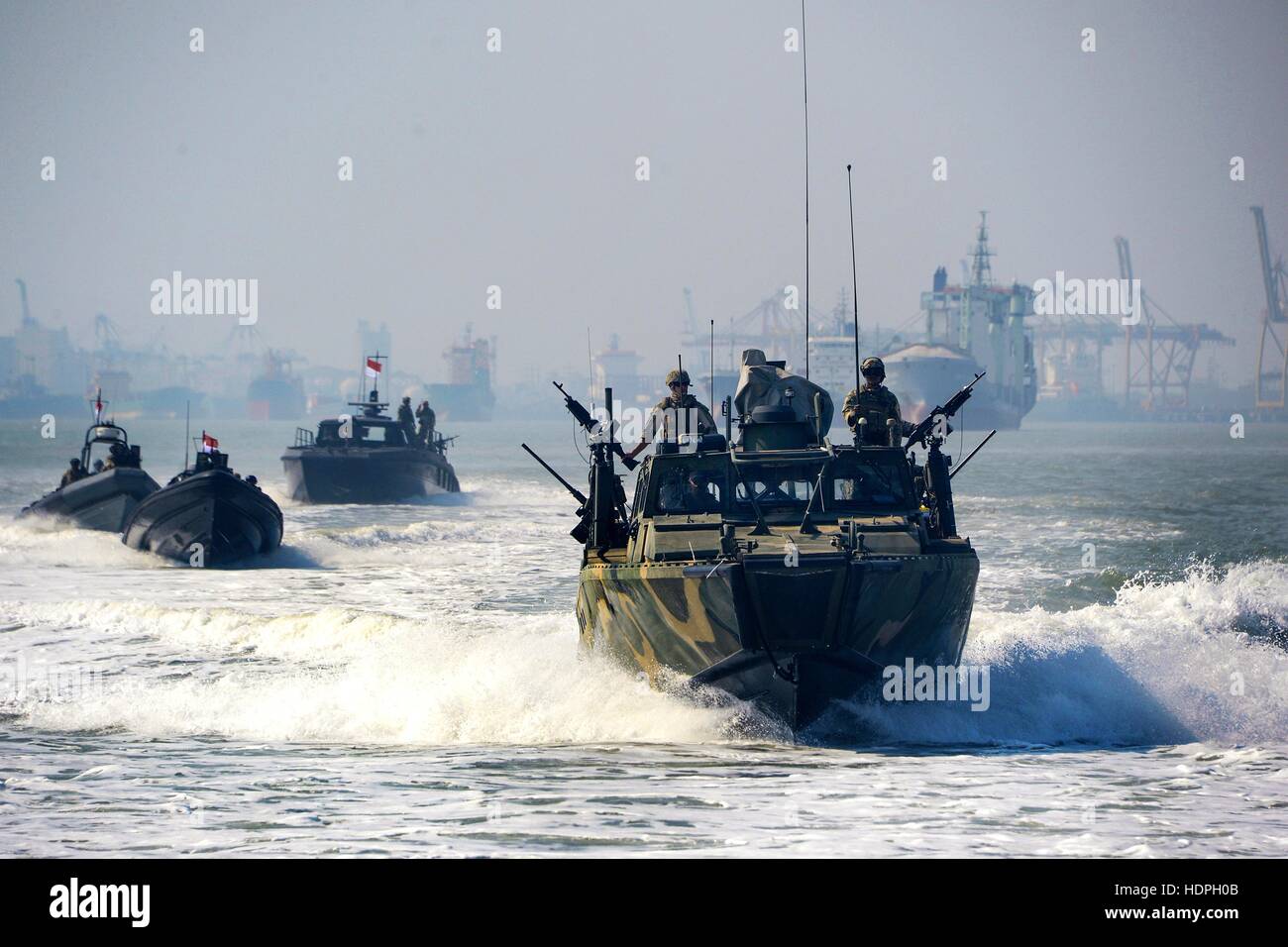 Les marins américains et des soldats indonésiens de patrouille en mer Kopaska la pratique de coopération au cours de formations de préparation et de formation à flot le 6 août 2015 à Jakarta, Indonésie. Banque D'Images