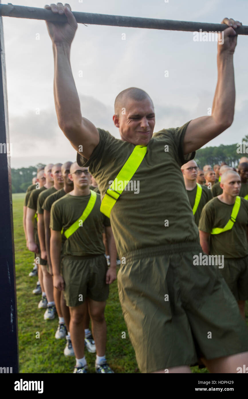 Un Marine Corps luttes recruter pour terminer un pull-up final au cours de son premier essai de résistance à la Marine Corps Recruter Depot Parris Island le 17 juillet 2015 à Parris Island, Caroline du Sud. Banque D'Images