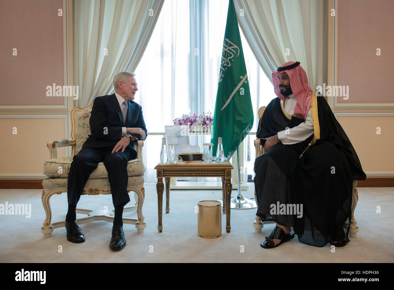 Le secrétaire américain à la Marine Ray Mabus rencontre le vice-Prince Héritier d'Arabie saoudite Muhammad bin Salman, 28 novembre 2016 à Dammam, Arabie saoudite. Banque D'Images