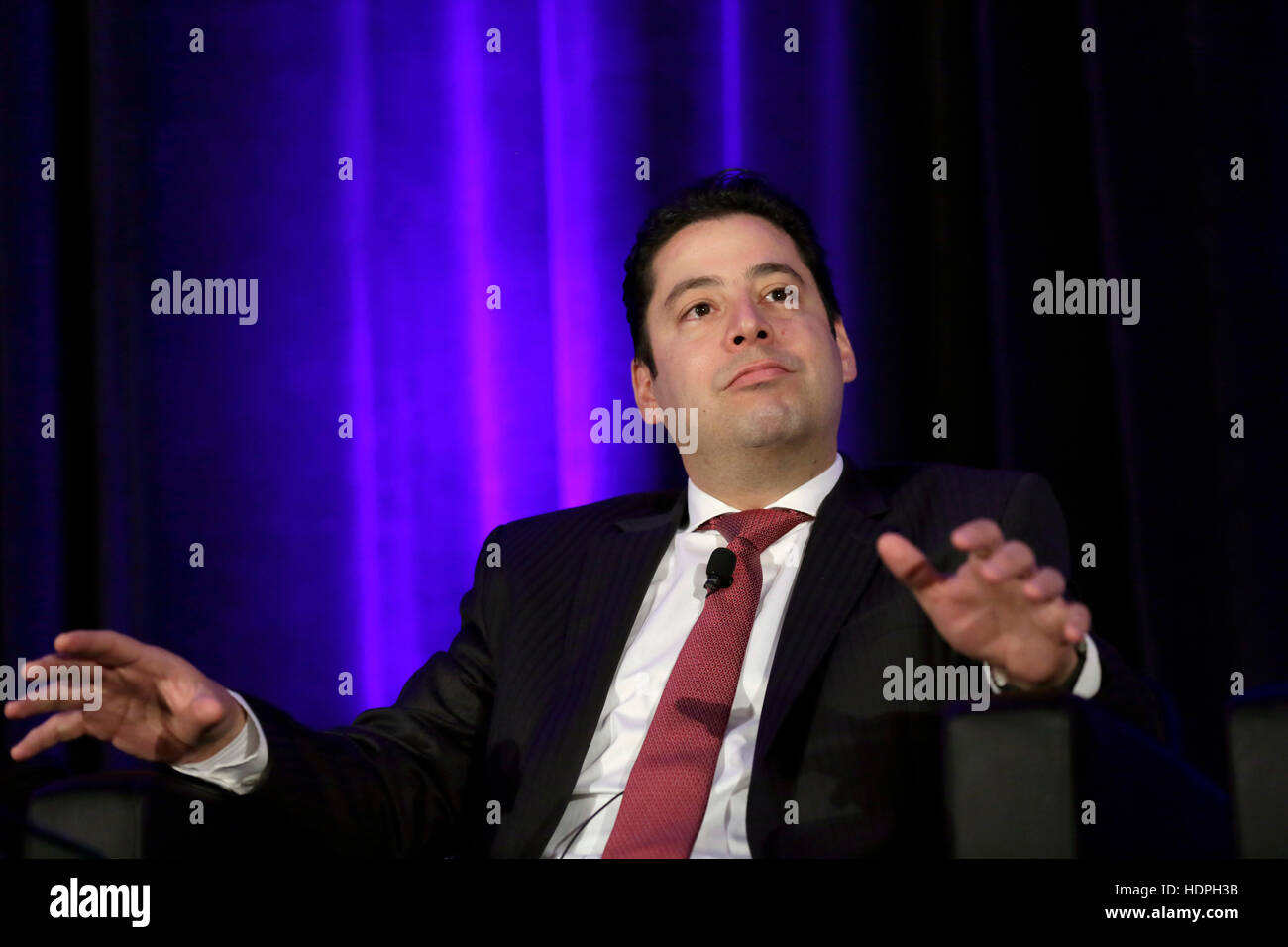 L'administrateur général des douanes mexicain Ricardo Trevino Chapa parle lors d'un symposium sur le commerce de la côte Est discussion en groupe à l'Hyatt Regency Crystal City at Reagan National Airport, 1 décembre 2016 à Crystal City, en Virginie. Banque D'Images