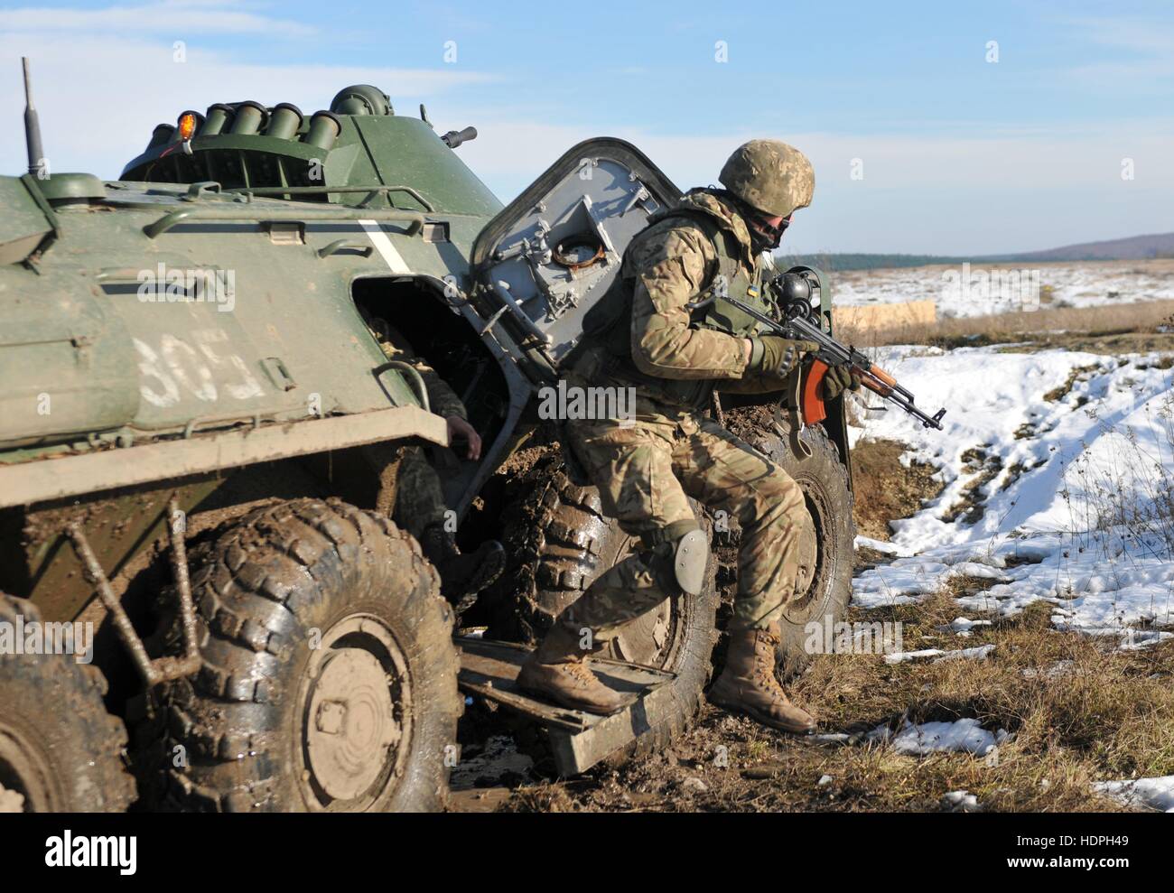 Un soldat américain saute hors d'un véhicule de transport de troupes BTR véhicule lors d'un tir de suppression de l'entraînement à la sécurité internationale et de maintien de la paix 18 Novembre, 2016 Centre de l'viv, Ukraine. Banque D'Images