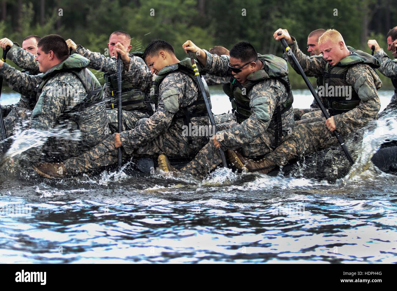 Soldats américains paratrooper pagayer un canot pneumatique Zodiac sur Mott Lac lors de la formation d'équipe de l'eau à Fort Bragg, le 30 juillet 2015 près de Silver City, Caroline du Nord. Banque D'Images