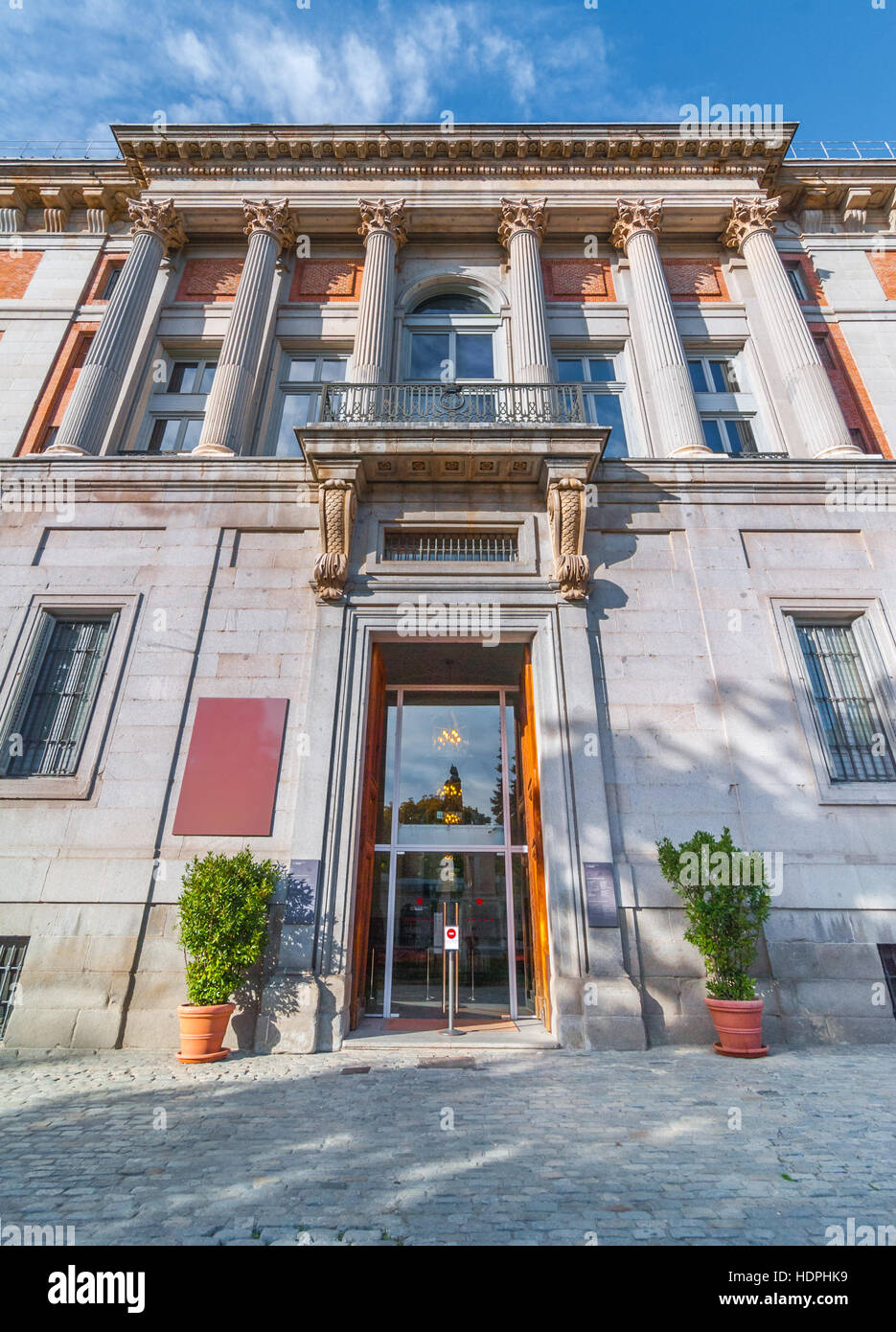 Théâtre distingué bâtiment d'colonnes corinthiennes surmonté de capital et balcon de pierre. Banque D'Images