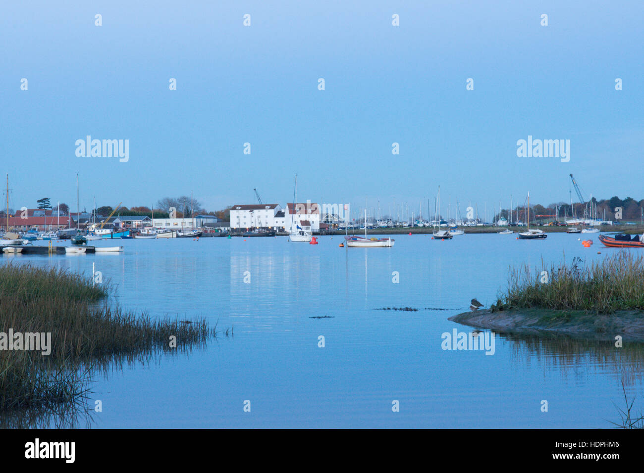 À l'ouest jusqu'à la rivière Deben à Woodbridge moulin à marée, Suffolk, UK. Novembre, Crépuscule Banque D'Images