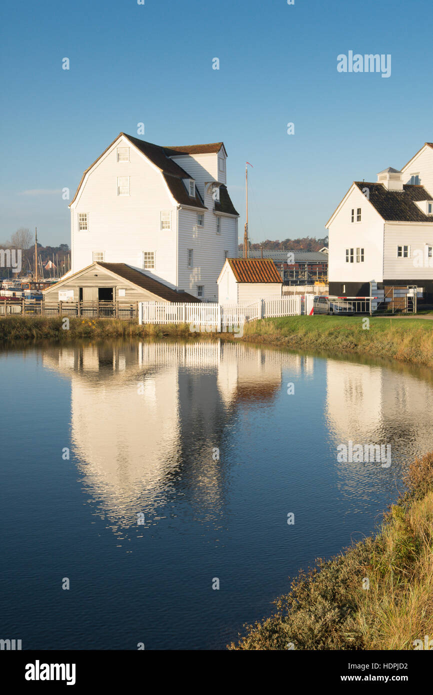 Moulin à marée de Woodbridge, Suffolk, UK. Novembre. Les réflexions dans le réservoir. Banque D'Images