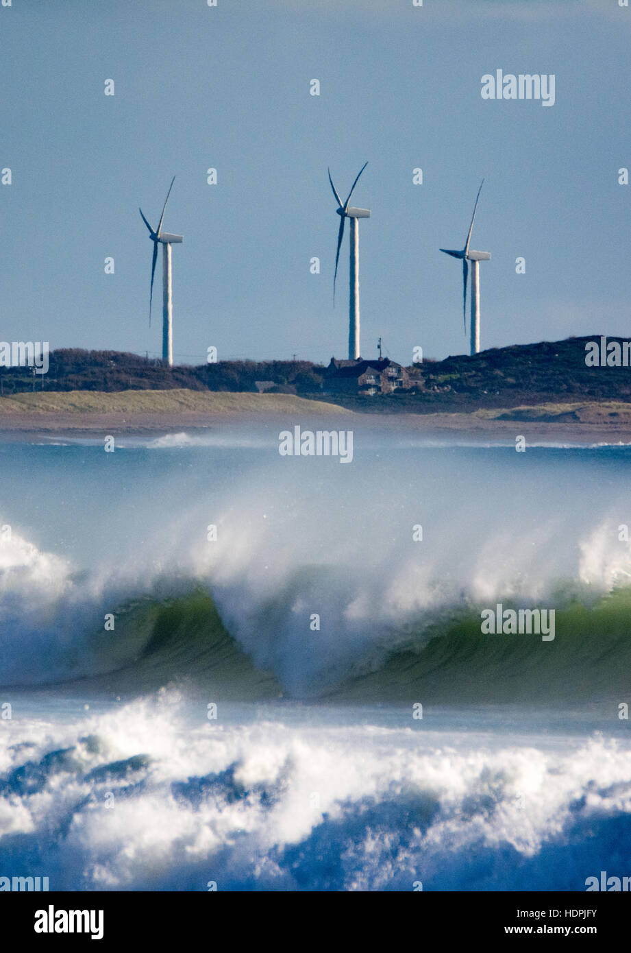 Les éoliennes et les vagues puissantes sur la côte de Wexford, dans le sud de l'Irlande Banque D'Images