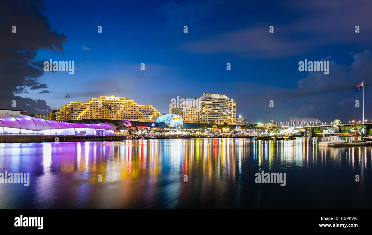 Heure bleue reflète lumières dans Sydney Darling Harbour Banque D'Images