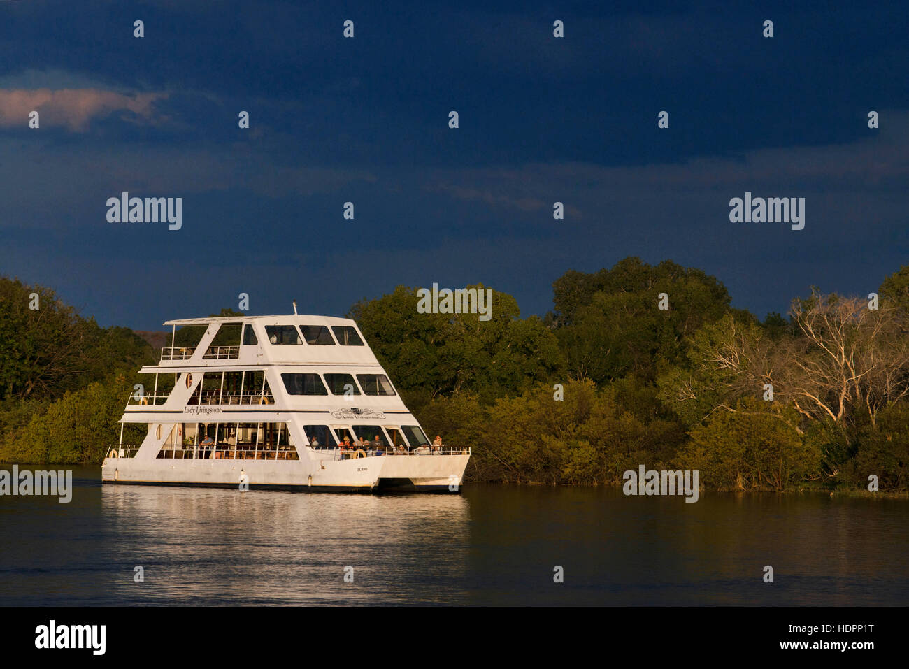 Croisière le long des Chutes Victoria à bord du ''African Queen'. D'autres bateaux naviguant dans le fleuve Zambèze. C'est la "Dame Livingstone" bateau. La newl Banque D'Images