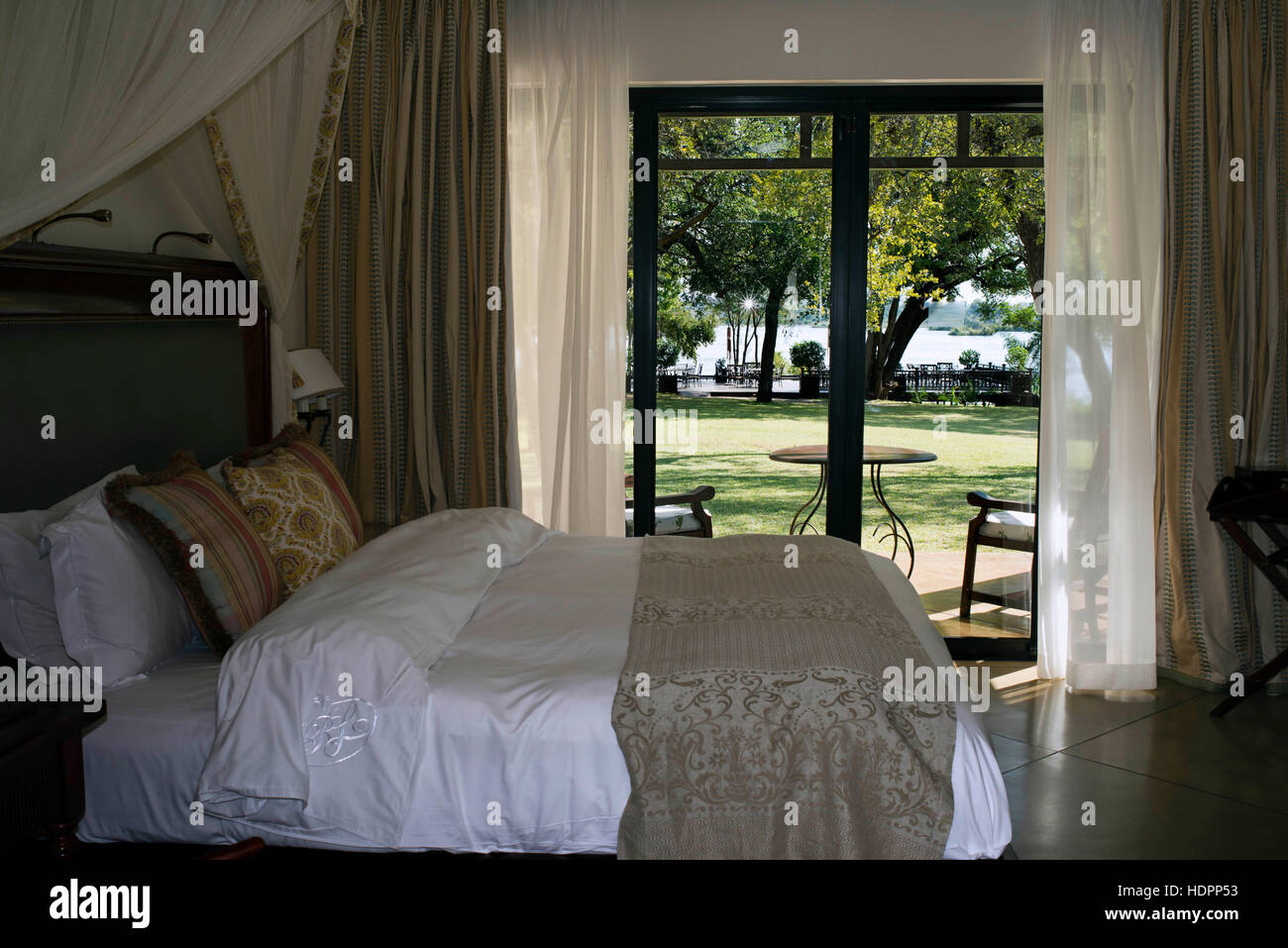 Royal Livingstone Hotel room. Le Royal Livingstone Hotel comprend 173 chambres spacieuses avec salle de bains avec 113 lits 1 place, et 54 avec lits king-size, Banque D'Images