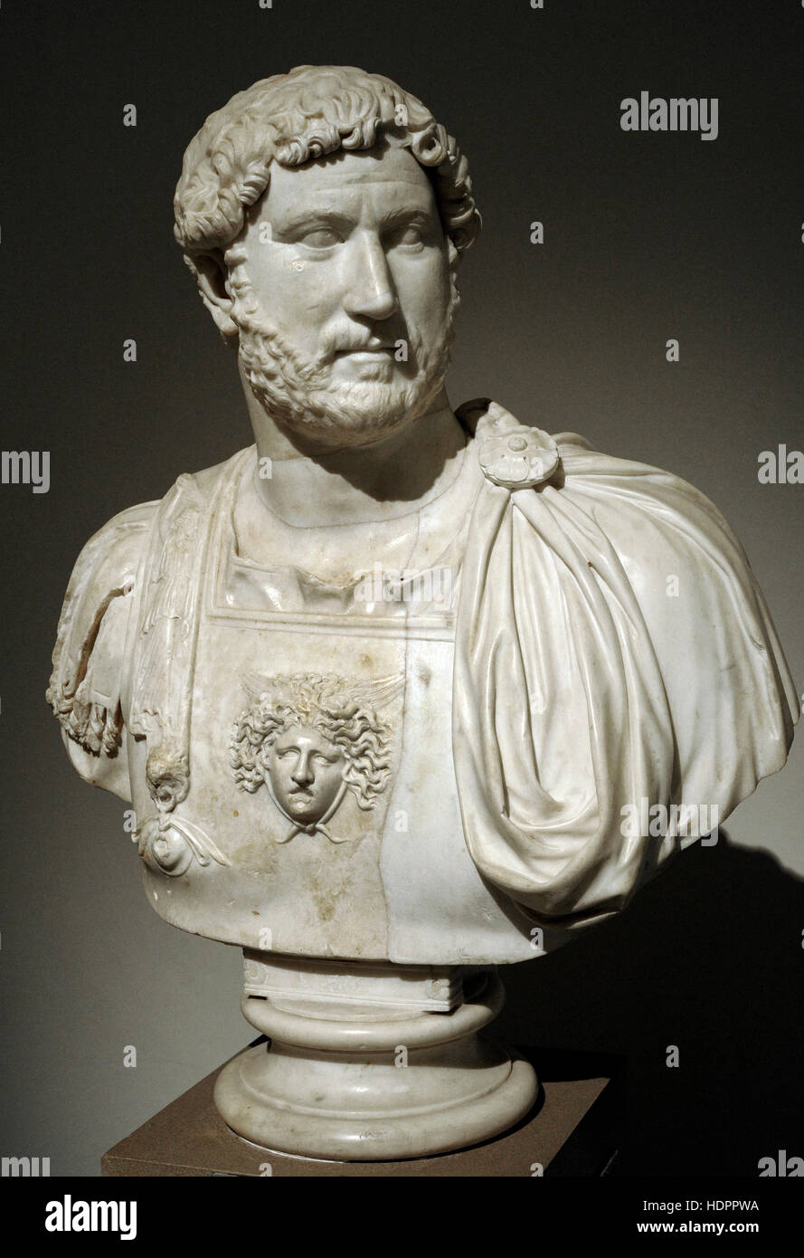 Hadrien (76-138). 14ème empereur de l'Empire romain. Dyansty, Nervan-Antonine. Situé dans Hadrien buste avec cuirasse, c. 130 ad. Musée Archéologique National, Naples. L'Italie. Banque D'Images