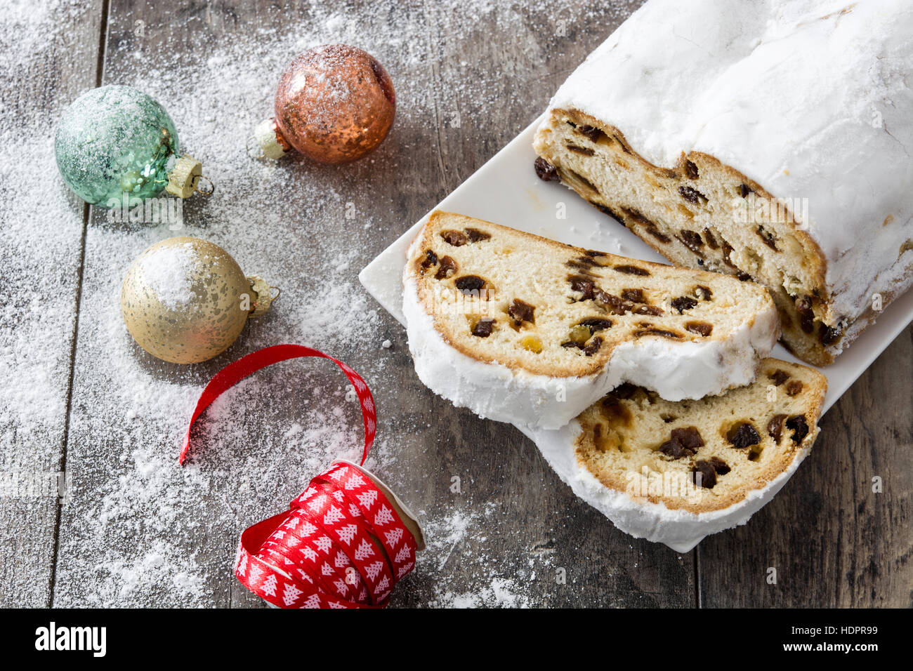 Stollen de Noël. Dessert de Noël traditionnel allemand sur fond de bois Banque D'Images