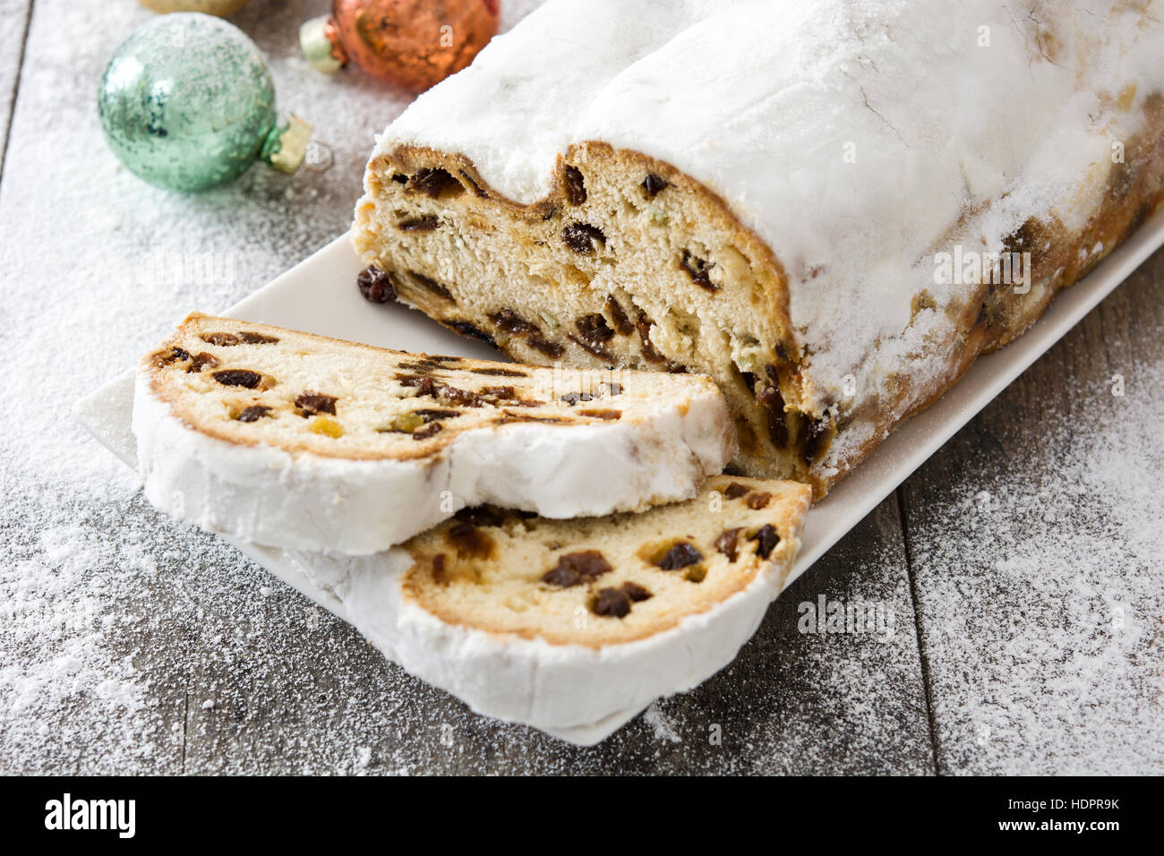 Stollen de Noël. Dessert de Noël traditionnel allemand sur fond de bois Banque D'Images