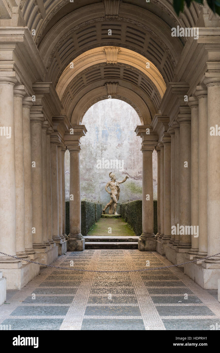 Rome. L'Italie. En trompe-l'oeil galerie colonnade perspective forcée par Francesco Borromini 17e C, dans la cour du Palazzo Spada. Banque D'Images